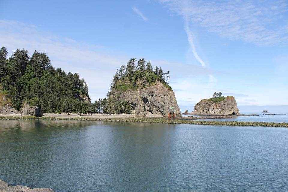 Strand mit Felsen